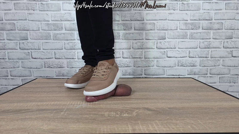 MissLuxmi – MERCILESS BALL SMASHING IN SKECHERS